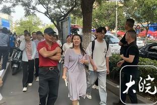 马夏尔假摔黄牌改点球？韦伯确认：阿什利-扬没收腿，VAR的改判正确